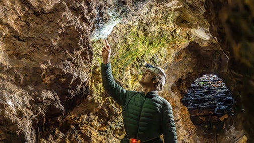 Ymwelwr ym mwynglawdd aur yn Dolaucothi, Sir Gaerfyrddin